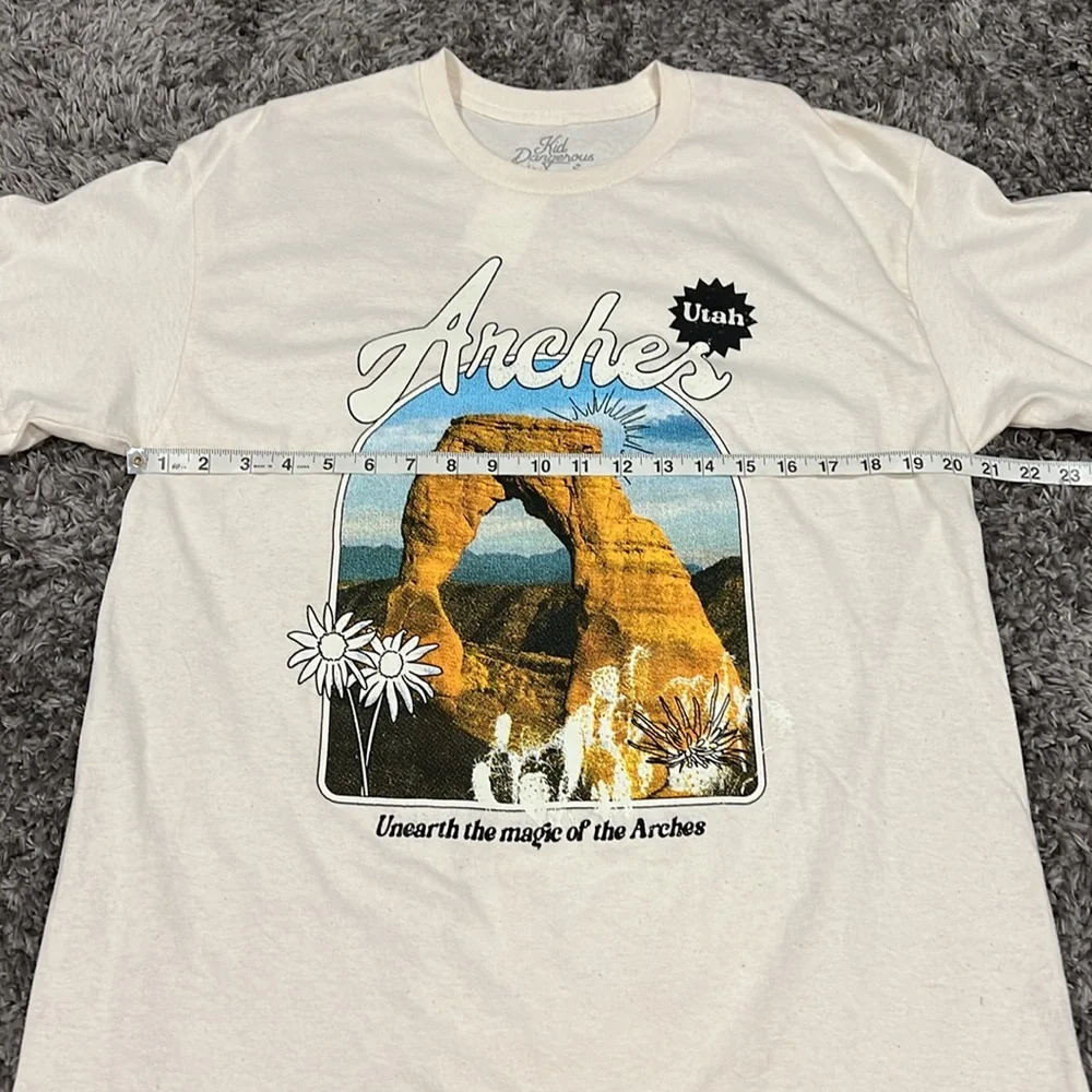 Kid Dangerous | Arches Utah Graphic T-Shirt in Natural Beige size Large NWT - Picture 8 of 10